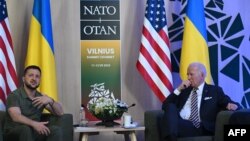 Američki predsjednik Joe Biden, desno, prisustvuje sastanku s ukrajinskim predsjednikom Volodymyrom Zelenskyyjem na marginama samita NATO-a u Vilniusu 12. jula 2023.