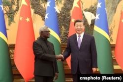 中国领导人习近平在北京人大会堂会见到访的所罗门群岛总理索加瓦雷。（2023年7月10日）