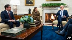 Во дискусијата учествуваа лидерот на мнозинството во Сенатот Чак Шумер, лидерот на малцинството во Сенатот Мич Меконел, претседателот на Претставничкиот дом Мајк Џонсон и лидерот на малцинството во Претставничкиот дом Хаким Џефрис