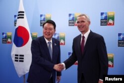 윤석열 한국 대통령과 옌스 스톨덴베르그 나토 사무총장이 11일 나토 정상회의가 열린 리투아니아 빌뉴스에서 회담했다.