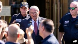 Сенаторот Боб Менендез го напушта федералниот суд на Менхетн, 15 јули, 2024 година, во Њујорк