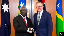 澳大利亚总理阿尔巴尼斯在堪培拉会晤到访的南太平洋岛国所罗门群岛总理索加瓦雷。（美联社2022年10月6日）