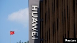 中国上海华为专卖店附近的一面中国国旗。（2023年9月8日）