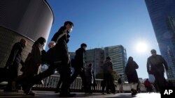 មនុស្ស​កំពុង​ធ្វើ​ដំណើរ​អំឡុងពេល​មមាញឹក​នៅ​ស្ថានីយ៍ Shinagawa កាលពីថ្ងៃទី​១៤ កុម្ភៈ ឆ្នាំ២០២៤ ក្នុង​ទីក្រុងញូវយ៉ក(AP Photo/Eugene Hoshiko)