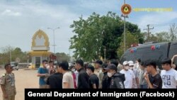រូបភាពដោយអគ្គនាយកដ្ឋានអន្តោប្រវេសន៍បង្ហាញជនជាតិ​វៀតណាម​មួយក្រុម​ត្រូវ​បាន​បណ្តេញ​ចេញពី​​ខេត្ត​ព្រះសីហនុ​ តាម​ច្រក​ព្រំ​ដែន​អន្តរជាតិ​ព្រែក​ចាក​ ក្រោយ​ពួក​គេ​ជាប់​ពាក់​ព័ន្ធ​នឹង​បទ​ល្មើស​ឆបោក​តាម​ប្រព័ន្ធ​អនឡាញ។ (Facebook/General Department of Immigration)