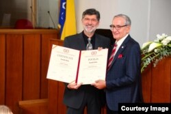 Namik Hrle sa predsjednikom ANUBiH, akademikom Murisom Čičićem, prilikom prijema u ANUBiH.