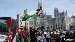 تجمع شماری از حامیان فلسطینی‌ها که خواستار آتش بس در جنگ غزه هستند - مادرید ۲۷ ژانویه ۲۰۲۴ 