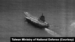 资料照：2023年4月24日，台湾国防部发现中国解放军的“山东号”航母在台湾东南海域活动。（图片来自台湾国防部推特）