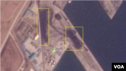 북한 라진항의 '러시아 전용' 부두 일대를 촬영한 위성사진에서 공터(왼쪽 사각형 안)와 부두에 석탄이 쌓인 장면을 볼 수 있다. 공터와 부두 사이에는 석탄의 이동 흔적도 식별된다. 사진=Planet Labs