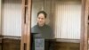 Wartawan Wall Street Journal, Evan Gershkovich, berdiri di dalam kurungan kaca di ruang persidangan di Pengadilan Kota Moskow, pada 20 Februari 2024. (Foto: Moscow City Court via AP)