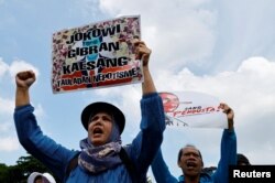 12일 인도네시아 자카르타에서 시위대가 조코 위도도 대통령 비난 포스터를 들고 구호를 외치고 있다.