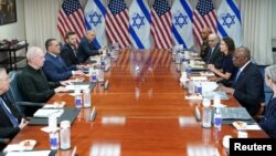 Menteri Pertahanan AS Lloyd Austin (kanan) dan Menteri Pertahanan Israel Yoav Gallant bertemu di Pentagon, AS, 25 Juni 2024. 