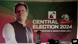 Poster mantan Perdana Menteri Pakistan Imran Khan yang sedang dipenjara menghadap ke kantor partainya di Islamabad, Pakistan, 9 Februari 2024. (Foto: AP)