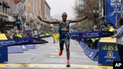 Kenijac Evans Čebet prolazi kroz finiš na 127. Bostonskom maratonu, 17. aprila 2023. 