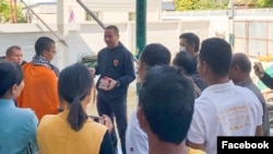 រូបថតបង្ហោះកាលពីថ្ងៃទី២៩ ខែធ្នូ ឆ្នាំ២០២៣ បង្ហាញ​សកម្មជនខ្មែរដែលរត់ភៀសខ្លួន​នៅ​ប្រទេសថៃ​ស្តាប់​មន្ត្រី​ថៃ​ម្នាក់ដែល​កាន់​លិខិត​ឆ្លងដែន​របស់​ពួកគេ នៅប្រទេសថៃ។ (Facebook/Koet Saray)