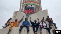 Un millier de personnes, en majorité des jeunes, parfois très jeunes, s'étaient donné rendez-vous devant l'Assemblée nationale.
