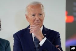 Presiden Joe Biden saat meninjau Pusat Operasi Darurat di Washington D.C., Selasa, 2 Juli 2024. (AP/Evan Vucci)