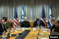Menteri Pertahanan AS Lloyd Austin dan Menteri Pertahanan Israel Yoav Gallant bertemu, di tengah konflik yang sedang berlangsung antara Israel dan kelompok Islam Palestina Hamas, di Tel Aviv, Israel 18 Desember 2023. (REUTERS/Phil Stewart)