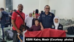 FILE - Abdillah Onim, pegiat kemanusiaan asal Indonesia bersama istri dan ketiga anaknya, di Kairo, Mesir, setelah berhasil dievakuasi dari Gaza via Rafah, 2 November 2023. (Foto: KBRI Kairo)