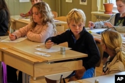 คุณครูช่วยนักเรียนฝึกเขียนด้วยลายมือ ที่โรงเรียนในสวีเดน 31 สิงหาคม 2023