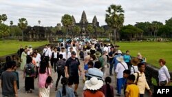 រូបឯកសារ៖ ភ្ញៀវទេសចរ​ជាតិ​និង​អន្តរជាតិ​ទស្សនា​ប្រាសាទ​អង្គរវត្ត​ នៅខេត្ត​សៀមរាប កាលពីថ្ងៃទី១៧ ខែវិច្ឆិកា ឆ្នាំ២០២៣។