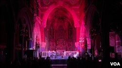 2月15日晚上8点，伦敦举行了一场名为“丝绸之路集合”的特别音乐会声援维吾尔文化，吸引了来自维吾尔故土、土耳其、香港和英国的艺术家们共同参与 (美国之音/李伯安)