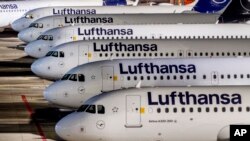 Pesawat-pesawat Lufthansa diparkir di bandara di Frankfurt. Serikat pekerja Jerman serukan staf darat Lufthansa di tujuh bandara Jerman untuk mogok bekerja sehari hari Selasa (20/2) ini.