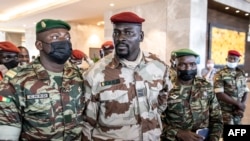 Le président du Comité national du rassemblement et du développement, le colonel Mamady Doumbouya, sort d'une réunion avec des représentants de haut niveau de la Communauté économique des États de l'Afrique de l'Ouest à Conakry, le 17 septembre 2021.