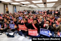Para dokter Korea Selatan meneriakkan slogan-slogan dalam pertemuan menjelang protes di depan Kantor Kepresidenan, untuk memprotes kebijakan medis pemerintah di Seoul, Korea Selatan, 25 Februari 2024. (Foto: REUTERS/Kim Soo-Hyeon)