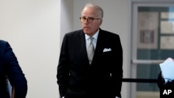 James Biden, saudara Presiden AS Joe Biden, tampak di Gedung Capitol di Washington DC, Rabu (21/2) untuk memberikan keterangan. 