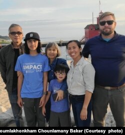 ຄອບຄົວຂອງຍານາງຕຸ້ມລະຄອນຄຳ ຈຸນລະມະນີ ເບກເກີ ພ້ອມດ້ວຍພໍ່ແລະແມ່.