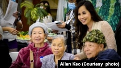 ຊາວລາວອາເມຣິກັນ ເຂົ້າຮ່ວມໃນງານລ້ຽງພົບປະເພື່ອຮັບຟັງຄວາມເຫັນ ກ່ຽວກັບເລື້ອງສຸຂະພາບທາງຈິດ ທີ່ຈັດຂຶ້ນໂດຍ ອົງການທີ່ບໍ່ຫວັງຜົນກຳໄລ SEARAC ແລະ FIRM.