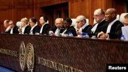 Hakim Nawaf Salam (tengah), presiden Mahkamah Internasional (ICJ), sedang berbicara dalam sidang mengenai konsekuensi hukum pendudukan Israel di wilayah-wilayah Palestina, di Den Haag, Belanda, 19 Februari 2024. (Foto: Piroschka van de Wouw/Reuters)