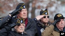 Para veteran AS memberikan penghormatan saat upacara pemakaman 20 veteran militer AS yang jenazahnya tidak diklaim di Pemakaman Nasional Calverton, New York (foto: ilustrasi). 