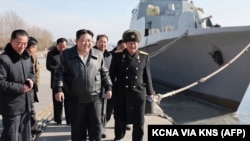 朝鲜官媒朝中社2024年2月2日发布照片显示，朝鲜领导人金正恩视察南浦造船厂的军舰建造工程。