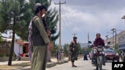 Seorang anggota pasukan Taliban berjaga di dekat lokasi serangan bom bunuh diri di distrik Faizabad, provinsi Badakhshan, pada 6 Juni 2023. (Foto: AFP/Omer Abrar)