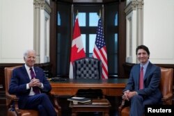 조 바이든(왼쪽) 미국 대통령과 쥐스탱 트뤼도 캐나다 총리가 24일 오타와에서 회담하고 있다.