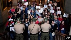 Policija Tenesija blokira stepenište u državnom Kapitolu u Nešvilu, 6. aprila 2023. Foto: AP/George Walker IV