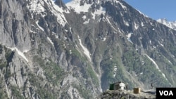 Soldiers guard roads that connect the Kashmir valley to Ladakh, June 21, 2023. (Bilal Hussain/VOA)