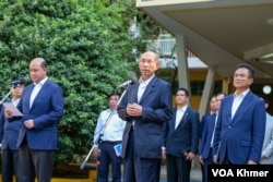 រដ្ឋលេខាធិការក្រសួងអប់រំ យុវជន និងកីឡាលោក ណាត ប៊ុនរឿន ថ្លែងទៅកាន់អ្នកកាសែតអំពីការប្រឡងជ្រើសរើសគ្រូអប់រំកាយ និងកីឡានៅក្នុងសាលាភូមិន្ទរដ្ឋបាល រាជធានីភ្នំពេញ កាលពីថ្ងៃសុក្រ ទី ២៦ ខែមករា ឆ្នាំ២០២៤។ (ហ៊ុល រស្មី/វីអូអេ)