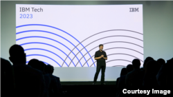 Namik Hrle tokom prezentacije na IBM TECH konferencijiu u Dubaiju.