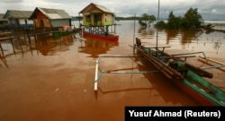 Rumah milik nelayan terlihat di desa tercemar di Kolaka, Kabupaten Sulawesi Tenggara, 14 April 2011. (Foto: REUTERS/Yusuf Ahmad)