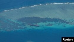 资料照：鸟瞰菲律宾海军BRP Sierra Madre 号舰只。自1999年以来此船一直搁浅在南沙群岛有争议的第二托马斯浅滩，中国称作仁爱礁，菲律宾称作阿云金浅滩。（2023年3月9日）