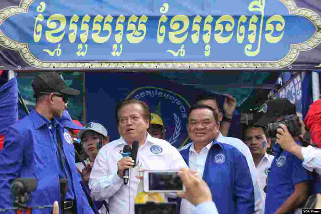 លោក យ៉ែម បុញ្ញប្ញទ្ធិ (ឆ្វេង) និង លោក ញឹក ប៊ុនឆៃ (ស្តាំ) ថ្លែងទៅកាន់​អ្នកគាំទ្រ​គណបក្សគណបក្ស​ខ្មែរ​រួប​រួម​ជាតិរបស់ខ្លូន​នៅការជួបជុំធ្វើយុទ្ធនាការឃោសនាបោះឆ្តោតនៅរាជធានី​ភ្នំពេញ ថ្ងៃទី១ ខែកក្កដា ឆ្នាំ២០២៣។ (លាស់ លីបលីប/វីអូអេ)