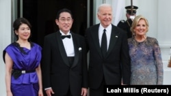 Presiden AS Joe Biden dan Ibu Negara Jill Biden berpose bersama Perdana Menteri Jepang Fumio Kishida dan istrinya Yuko Kishida di Gedung Putih di Washington, AS, 10 April 2024. (Foto: REUTERS/Leah Millis)