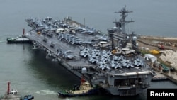 한국 부산에 정박 중인 미 핵추진 항공모함 시어도어 루즈벨트함,