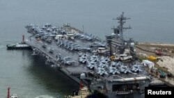 훈련을 위해 한국 부산에 입항한 미 핵추진 항공모함 시어도어 루즈벨트함,