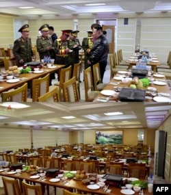 10일 김정은 북한 국무위원장이 김정일군정대학 식당을 방문해 저녁 식사 제공 준비 현황을 살피고 있다.