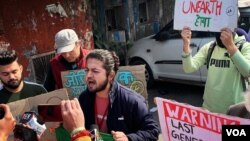 កាលពី​ដើមខែ​នេះ​ NGOs បាន​រៀបចំ បាតុកម្ម​អាកាសធាតុ​នៅ​ Press Club Jammu ដើម្បី​បង្ហាញ​ការបារម្ភ​របស់​ពួកគេ​ទាក់ទិក​នឹង​ការ​រកឃើញ​ថ្ម​លីចូម​នៅ​ស្រុក Reasi ដែល​អាច​នឹង​ប៉ះពាល់​បរិស្ថាន។ (Achyutam/VOA)