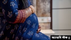 ভারতের সুপ্রিম কোর্ট গর্ভপাতের মামলার শুনানিতে গর্ভবতী মহিলা না বলে, অন্তঃসত্বা বা গর্ভবতী ব্যক্তি বলার পক্ষে মত দিয়েছে। প্রতীকী ছবি।